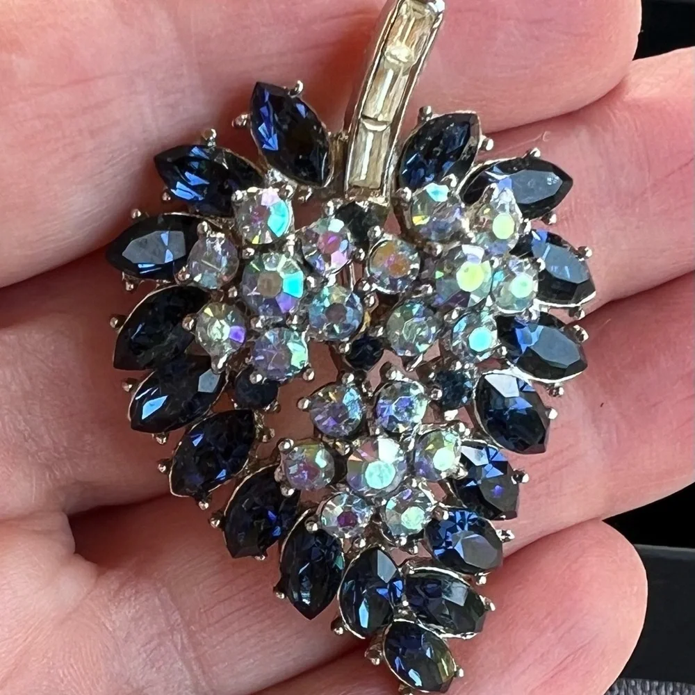 Magnificent!! Trifari brooch Leaf Blue Rhinestone baguette Silver Tone Vtg 50s - Picture 1 of 13
